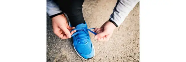 Jak zawiązać sznurówki w butach sportowych, by uniknąć luzowania