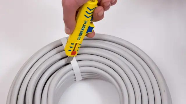 Jak zdjąć izolację z kabla bez uszkodzenia przewodów – proste metody