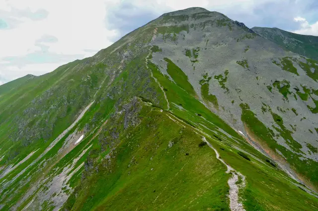Jarząbczy Wierch - odkryj jego niezwykłe szlaki i piękne widoki
