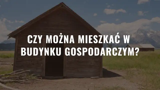 Drewniany budynek gospodarczy na tle gór i nieba.