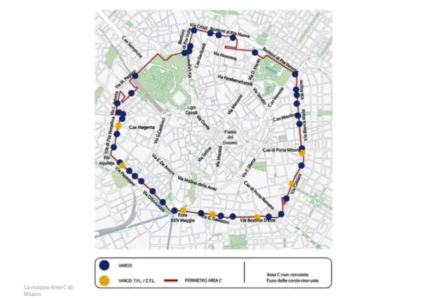 Mapa pokazuje trasę pociągu z Bergamo do Mediolanu, zaznaczoną na czerwono. Widać też granice Area C w Mediolanie.