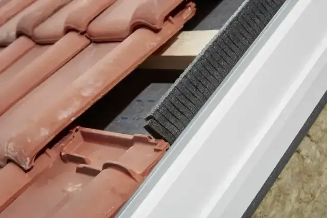 Ile za wstawienie okna dachowego? Poznaj koszty i kluczowe informacje