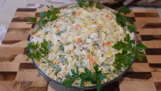 Jak przystroić sałatkę jarzynową: 10 kreatywnych technik i trików