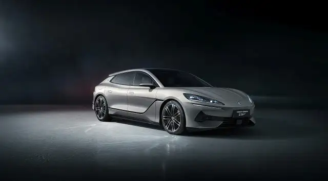 Elegancki, srebrny Denza Z9 GT z futurystycznym designem stoi na ciemnym tle.