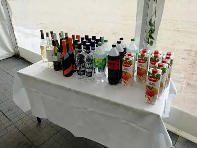 Jakie napoje na wesele w jakich butelkach? Oto najlepsze propozycje