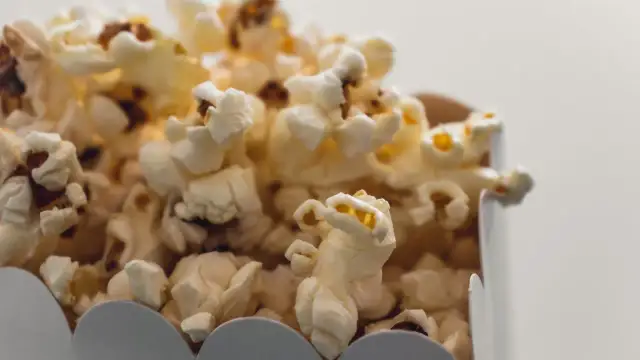 Ile kcal ma popcorn karmelowy? Zaskakujące różnice w kaloriach!