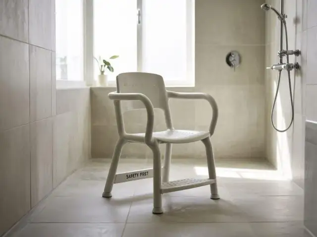 Jakie krzesło do łazienki wybrać, aby uniknąć problemów z wilgocią?