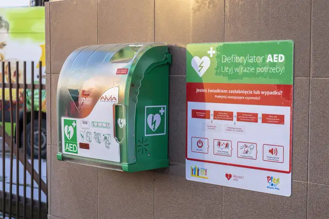 Gdzie jest defibrylator AED? Szybko znajdź i uratuj życie!