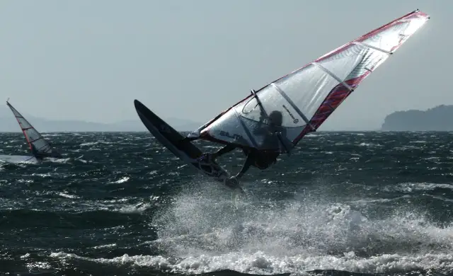 Instruktor windsurfingu: Zarobki do 12 000 zł netto? Poznaj fakty