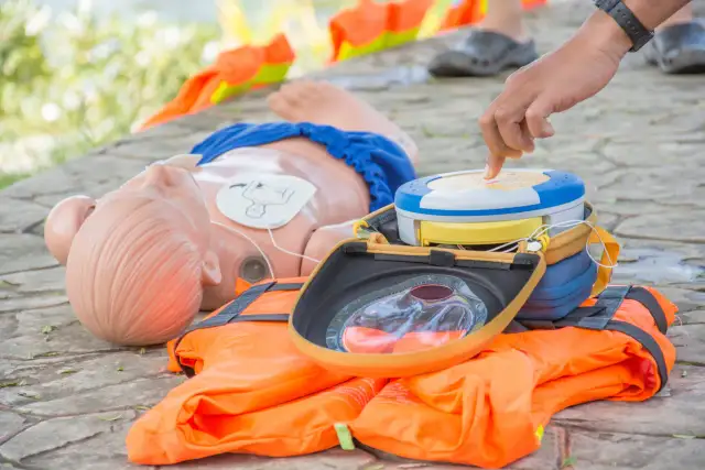 AED: Instrukcja użycia krok po kroku. Uratuj życie bez obaw!