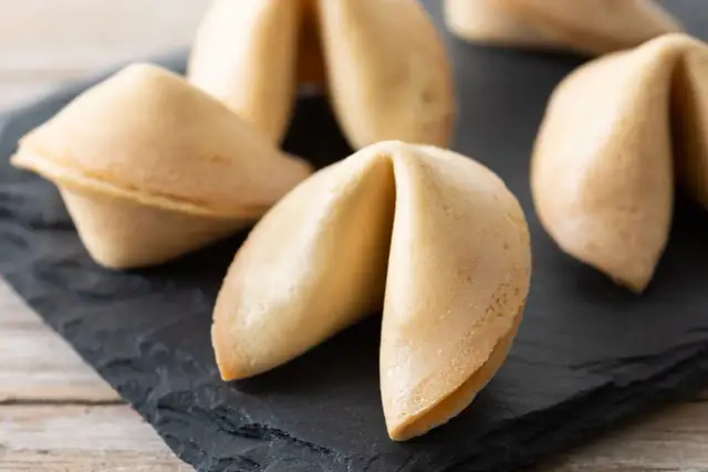 Domowe ciastka z wróżbą: Przepis i sekrety idealnego formowania