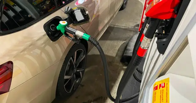 Samochód na postoju: Ile pali i jak oszczędzić? Mandat 100 zł!