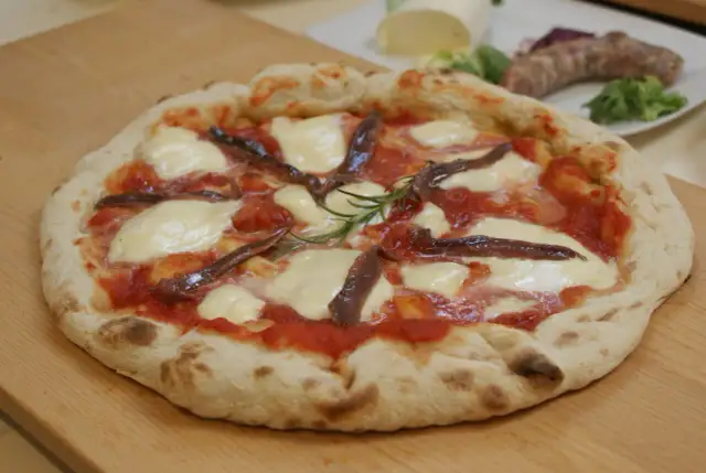 Jak długo piec gotowy spód do pizzy, aby uniknąć rozczarowania?