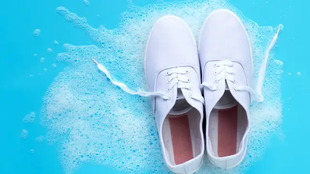 Białe buty bez żółtych zacieków? Skuteczne czyszczenie i pielęgnacja