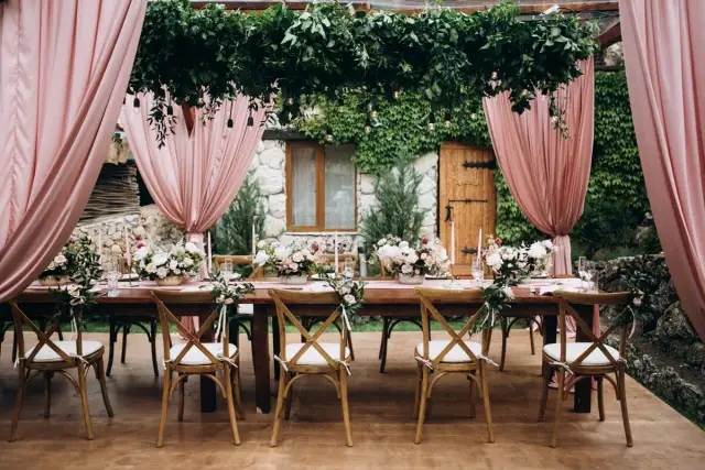 Jak udekorować stół na wesele: inspiracje, które zachwycą gości