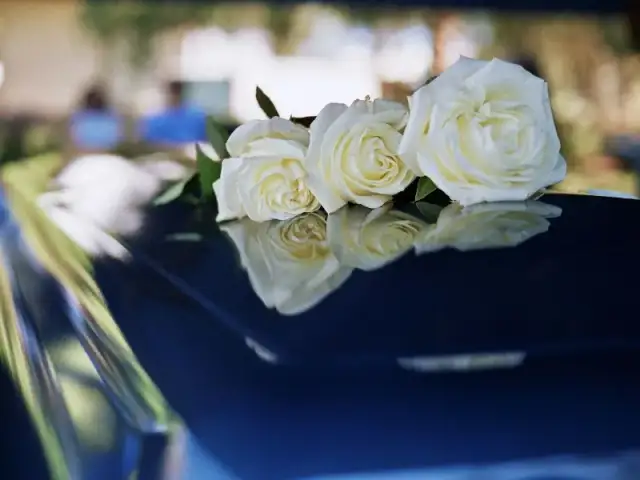 Jaki kolor róż na pogrzeb? Odkryj, co najlepiej wyraża żal