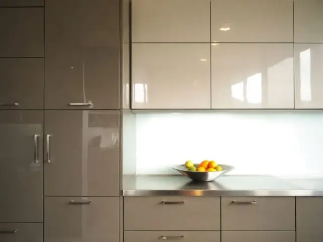 Mat czy połysk? Fronty kuchenne: Praktyczny wybór na lata