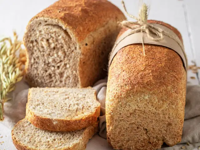 Z czego jest chleb? Poznaj składniki i sekrety wypieku