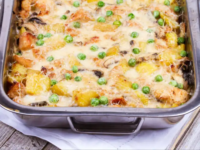 Zapiekanka ziemniaczana z kurczakiem: kremowa i soczysta? Poznaj triki!