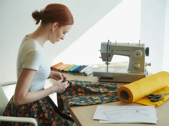 Jak przerobić sukienkę na spódnicę - proste kroki, które zaskoczą