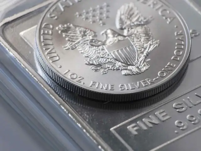 Srebrna moneta z orłem i sztabka. Zastanawiasz się, gdzie kupić srebro inwestycyjne? Oto odpowiedź.