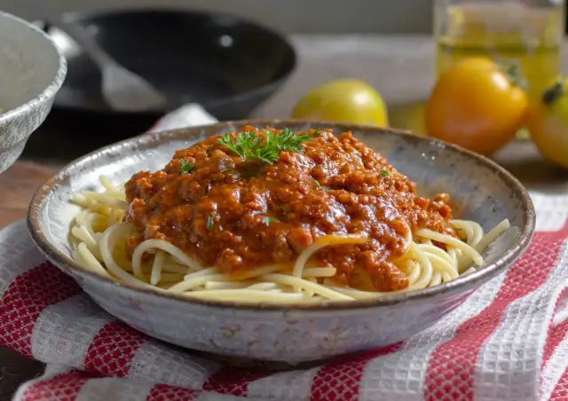 Spaghetti bolognese: Ile ma kalorii? Zrób wersję fit bez wyrzutów!