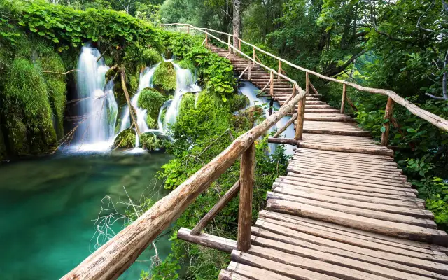Drewniana kładka prowadzi do wodospadów w Chorwacji. To jedno z najpiękniejszych miejsc w kraju, gdzie natura zachwyca.