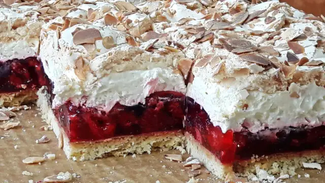 Puszyste bezy na ciasto malinowa chmurka, z warstwą galaretki z malinami i kremem. Idealne na deser!