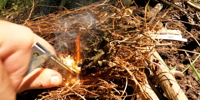 Szybkie rozpalanie ogniska: Ogień w 10 minut, nawet w deszczu!