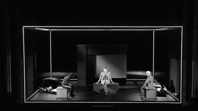 Trzech mężczyzn na scenie, w minimalistycznej scenografii. Spektakl "Ludzie inteligentni" wciąga widza w refleksję nad ludzką naturą.