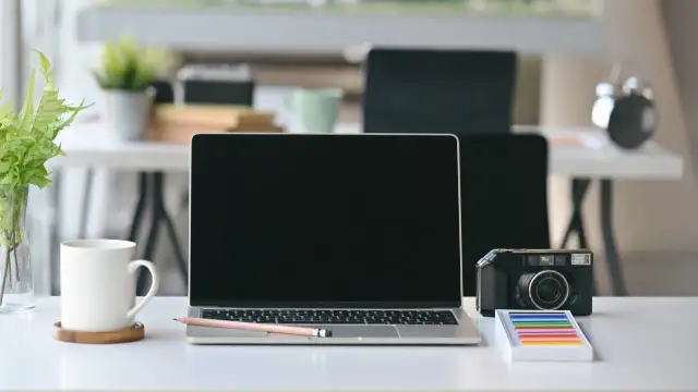 Czarny ekran w laptopie? Odzyskaj obraz! Poradnik krok po kroku