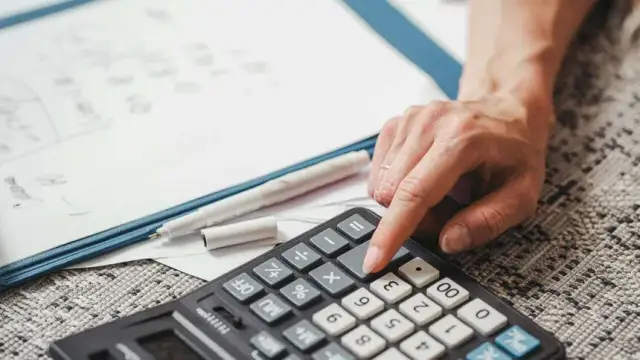 Ile podatku od sprzedaży działki? Uniknij niepotrzebnych kosztów