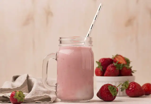 Płaski brzuch? Odkryj koktajle, które spalają tłuszcz! Przepisy