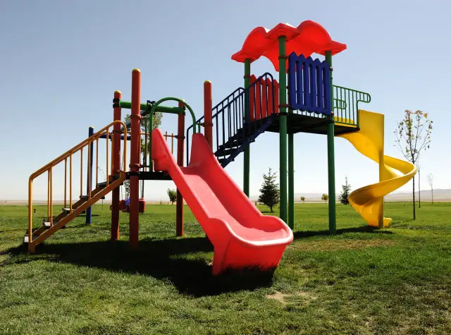 Plac zabaw: Zgłoszenie czy pozwolenie? Uniknij błędów prawnych!