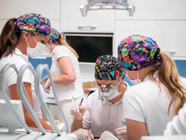 Zdjęcie szwów z dziąsła: Czy to boli? Sprawdź, co poczujesz!