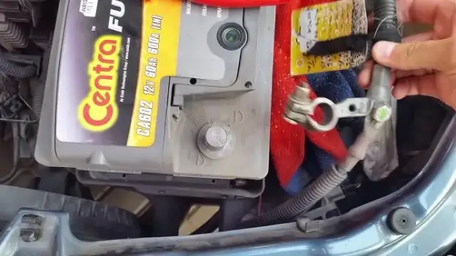 Jak odłączać akumulator w samochodzie bezpiecznie i bez błędów