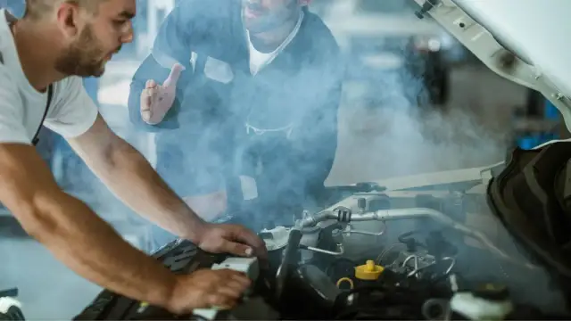 Objawy przegrzania silnika: Co robić, by uratować auto i portfel?