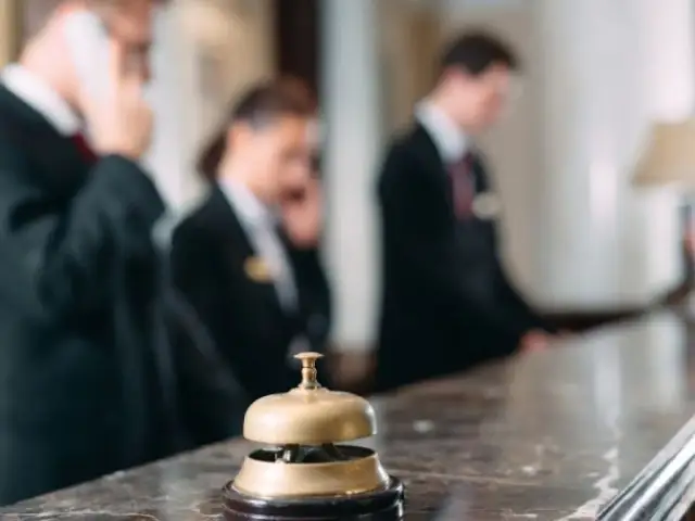 Kto pracuje w hotelu? Kluczowe role i działy w branży