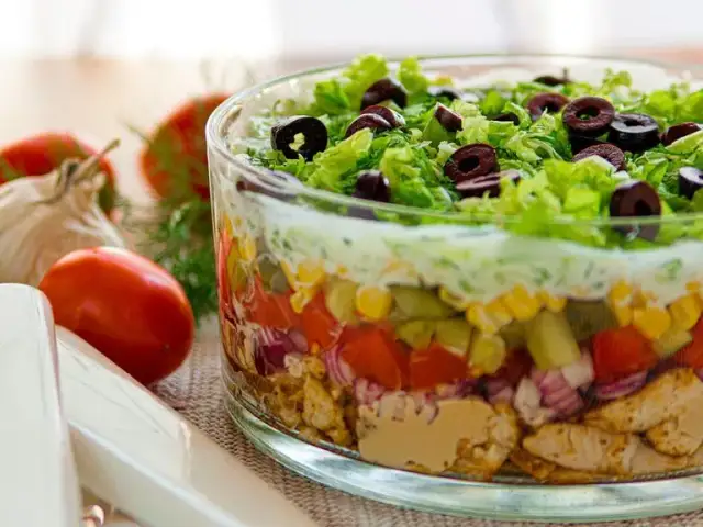 Jak zrobić sałatkę gyros warstwowa, która zachwyci gości i smakiem i wyglądem