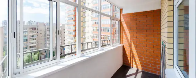 Jak zabudować balkon w bloku? Kluczowe informacje i porady praktyczne