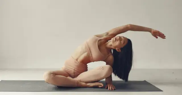 Skuteczne sposoby na rozciąganie bioder i poprawę elastyczności