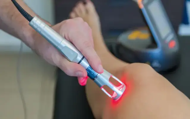 Na co pomaga laser w rehabilitacji? Skuteczne metody łagodzenia bólu
