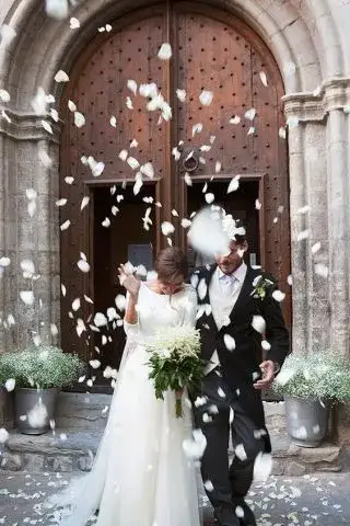 Ile tub konfetti przed kościołem? Jak uniknąć chaosu w trakcie ceremonii