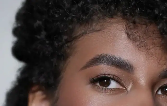 Czy czarne farbki do brwi to dobry wybór? Jakim kobietom pasują one najbardziej?