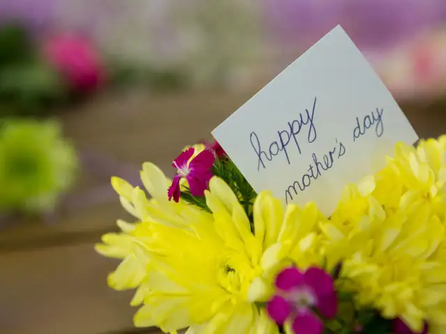 Czy teściowej składa się życzenia na Dzień Matki? Zwyczaje i relacje.