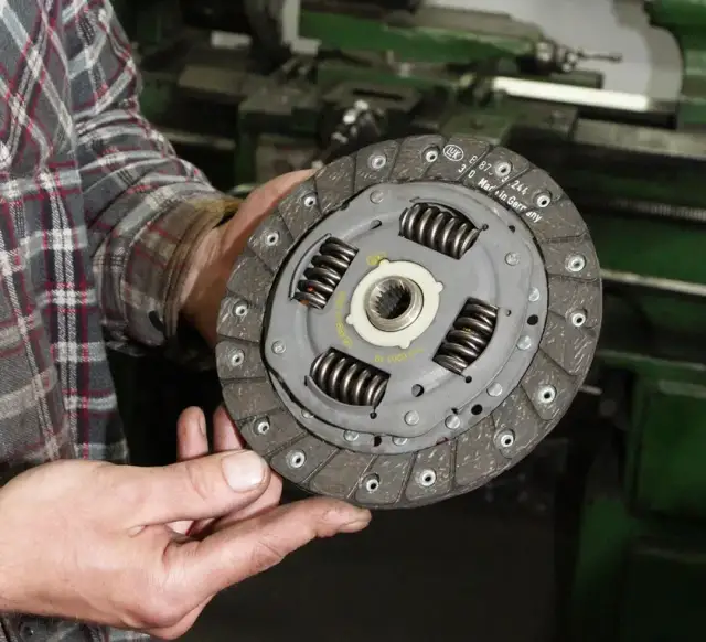 Ile wytrzymuje sprzęgło? Poznaj objawy, koszty i sekrety trwałości