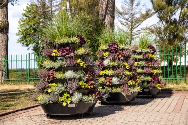 Jak zbudować kwietnik kaskadowy DIY? Prosty przewodnik krok po kroku