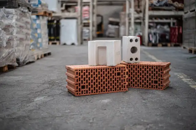 Ile cegieł na dom 100 m²? Oblicz to sam! Poradnik eksperta