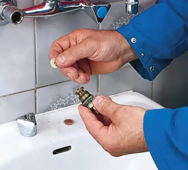 Jak naprawić kran w zlewie? Oszczędź na hydrauliku poradnik!