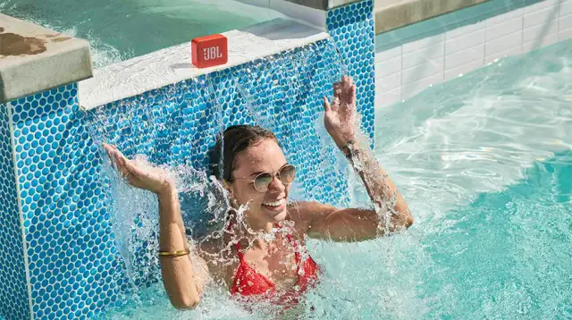 Czy JBL Go jest wodoszczelny? Sprawdź, czy przetrwa kontakt z wodą!